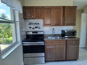 1007 S E St in Lake Worth Beach, FL - Building Photo - Building Photo