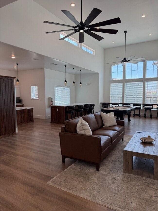 The Village at Hanford Square in Hanford, CA - Foto de edificio - Building Photo
