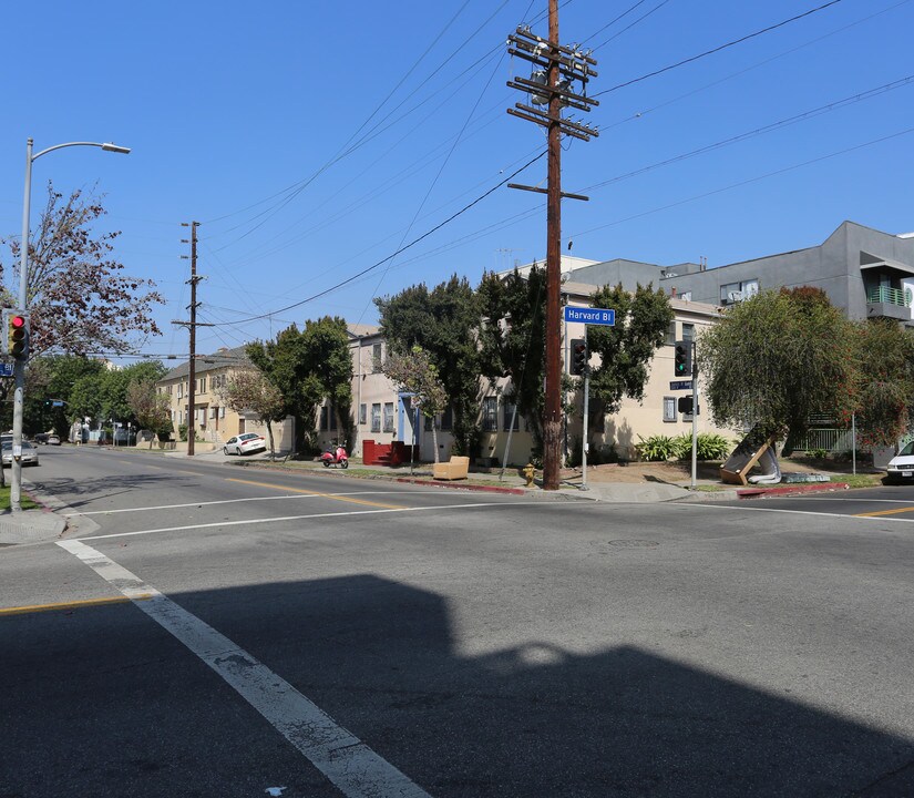 3333 James M Wood Blvd in Los Angeles, CA - Building Photo