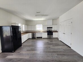 6103 Lacey Oak Dr in Hitchcock, TX - Building Photo - Building Photo