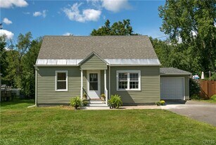 5487 E Woodlawn Pl in Marcy, NY - Building Photo