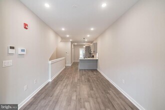 2410 Clifford St in Philadelphia, PA - Building Photo - Building Photo