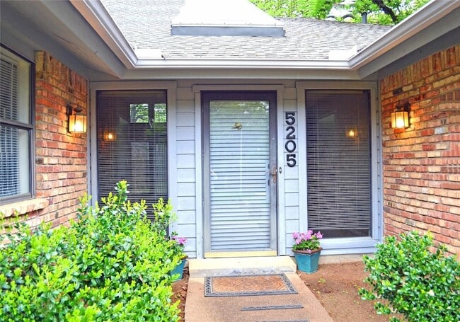 5205 Rustle Leaf Dr in Arlington, TX - Foto de edificio - Building Photo
