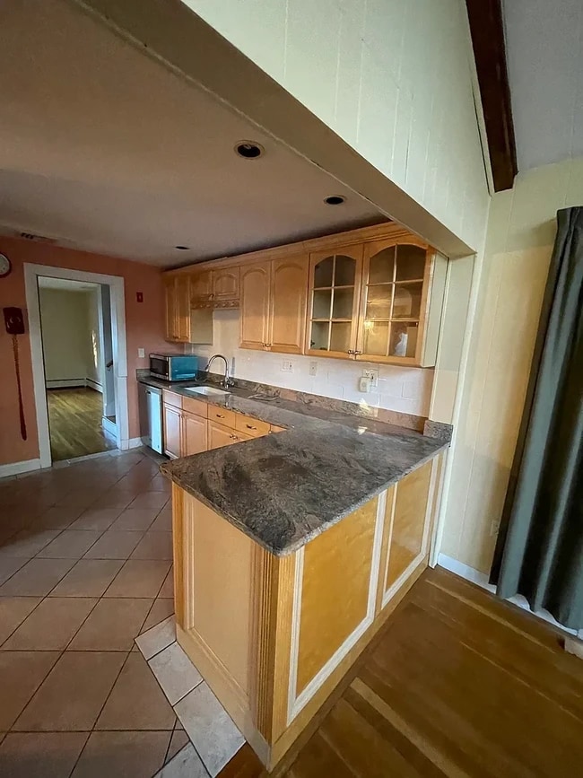 110 Country Ln in Westwood, MA - Foto de edificio - Building Photo