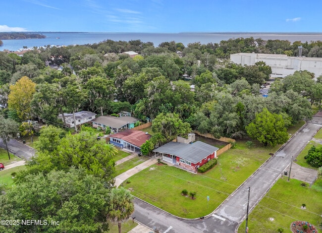 800 North St in Green Cove Springs, FL - Foto de edificio - Building Photo