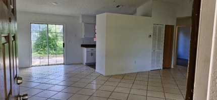 107 Hearthside Ave NW in Palm Bay, FL - Foto de edificio - Building Photo