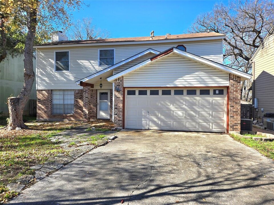 8000 Evaline Ln in Austin, TX - Building Photo