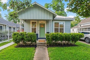 623 E 12th 1/2 St in Houston, TX - Building Photo
