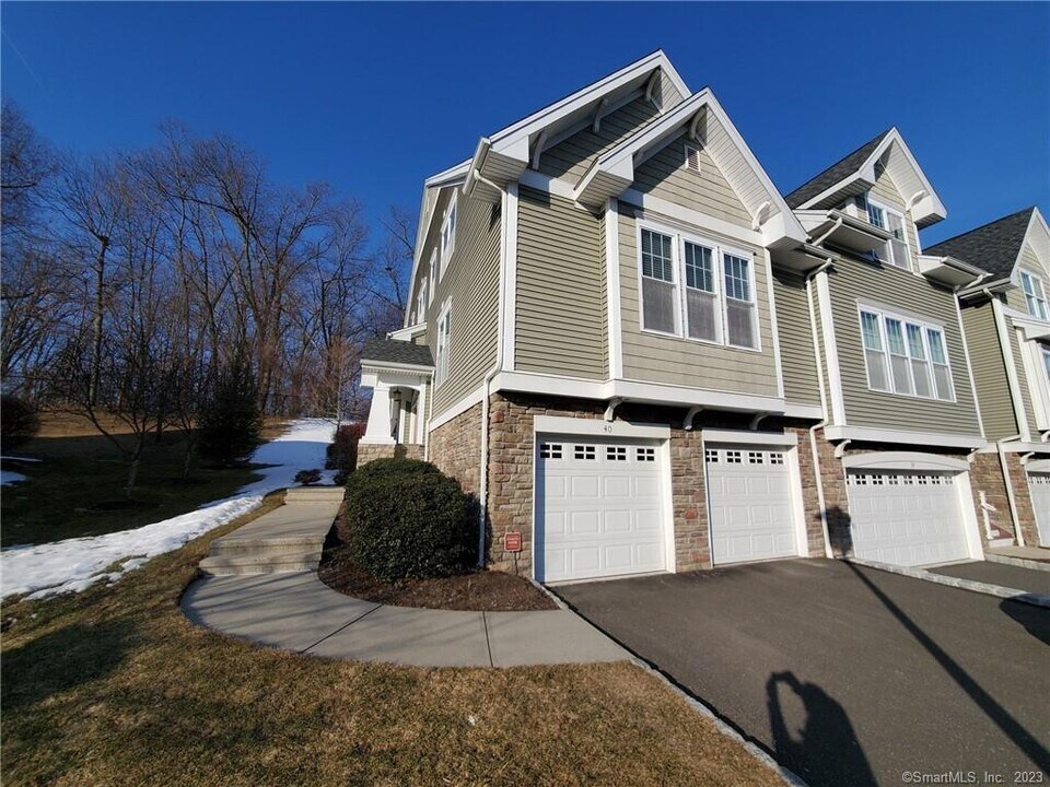 40 Lawrence Ave in Danbury, CT - Building Photo