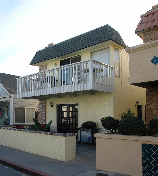 110 24th St in Newport Beach, CA - Building Photo