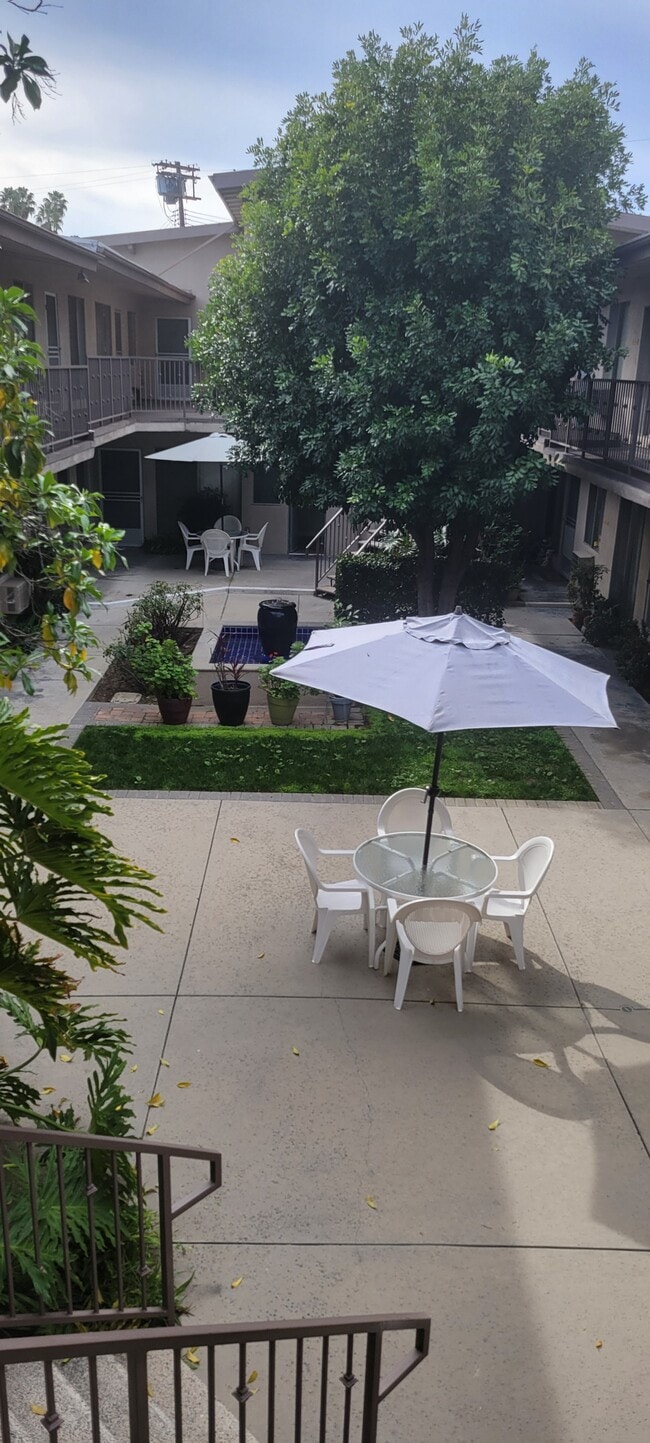 Tarzana Gardens in Tarzana, CA - Foto de edificio - Building Photo