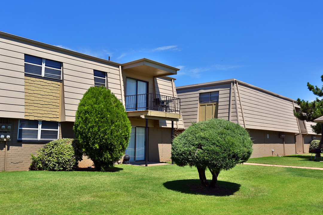 Regency Apartments in Lawton, OK - Foto de edificio