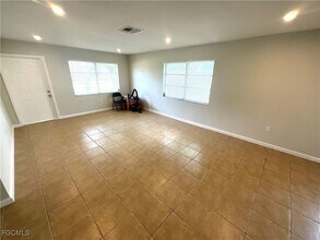 610 SE 13th Ct in Cape Coral, FL - Building Photo - Building Photo