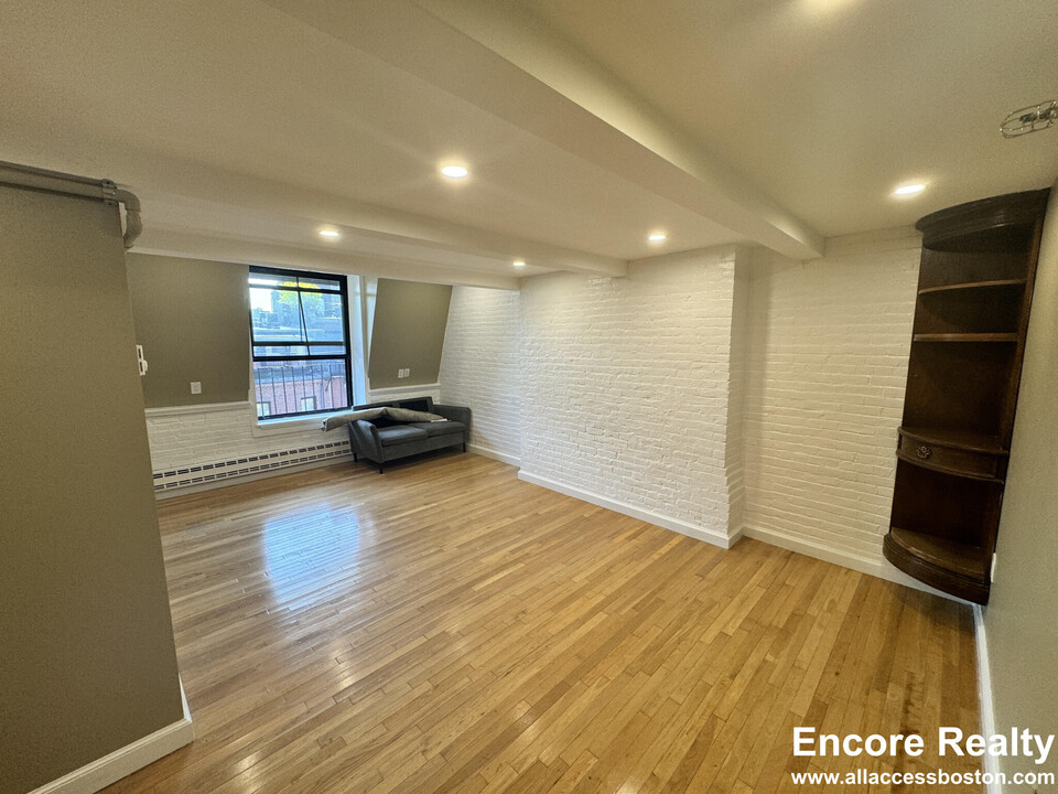 117 Beacon St, Unit 3B in Boston, MA - Building Photo