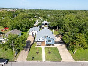 811 S Commerce St in Lockhart, TX - Building Photo - Building Photo