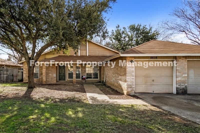 8858 Meadow Range St in San Antonio, TX - Foto de edificio