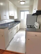 1133 N Hacienda Pl in West Hollywood, CA - Foto de edificio - Building Photo