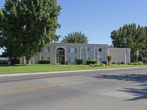 Clovis Courtyard Apartments in Clovis, CA - Foto de edificio - Building Photo