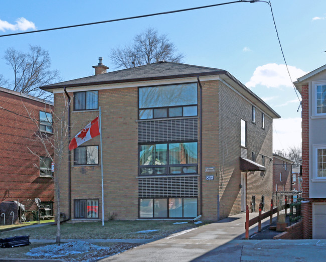 823 Cosburn Ave in Toronto, ON - Building Photo - Primary Photo