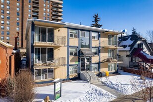 Kingston Manor in Calgary, AB - Building Photo