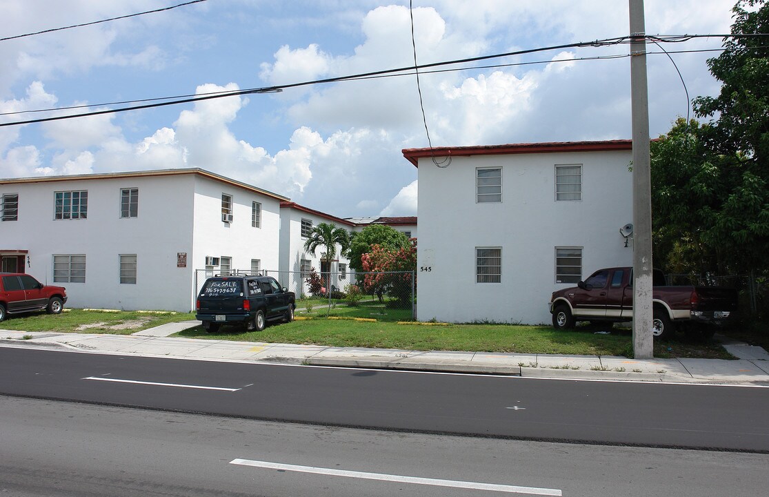 545-555 SW 7th St in Miami, FL - Building Photo