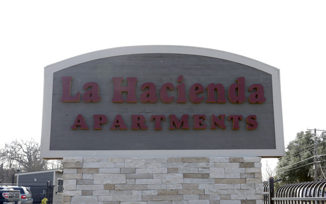 La Hacienda Apartments in Dallas, TX - Foto de edificio - Building Photo