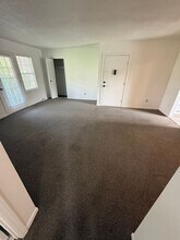 8608 Countryshire Ln in Kansas City, MO - Building Photo - Building Photo