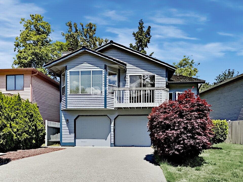 2078 SE 8th Dr in Renton, WA - Building Photo