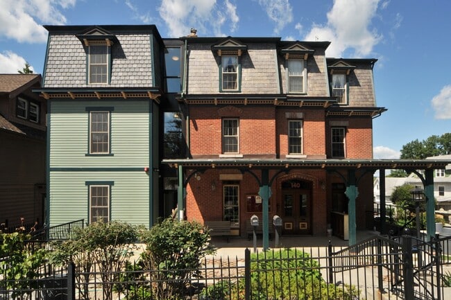 140 College Ave, Unit Villa