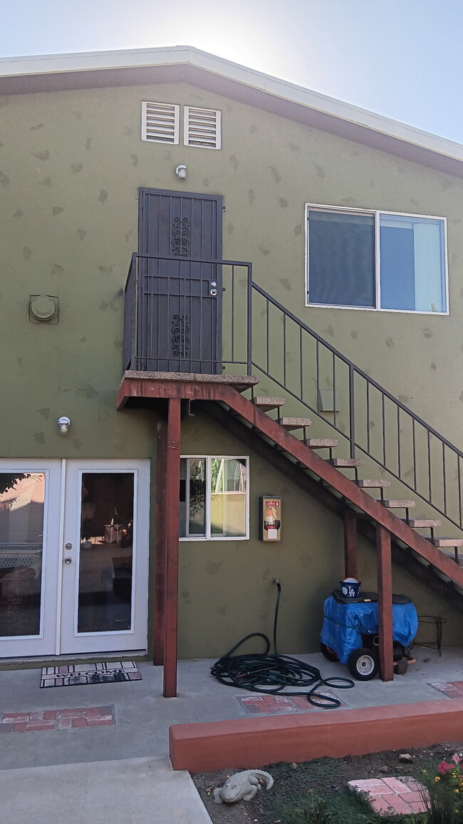 1315 Pennsylvania Ave, Unit Just Outside Downtown in Los Angeles, CA - Building Photo - Building Photo