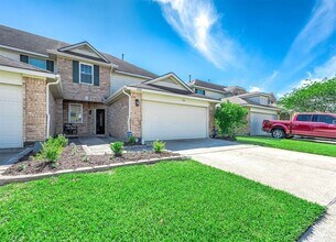 4502 Park Trail Ln in Pasadena, TX - Foto de edificio - Building Photo