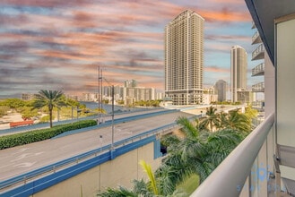 2602 E Hallandale Beach Blvd in Hallandale Beach, FL - Building Photo - Building Photo