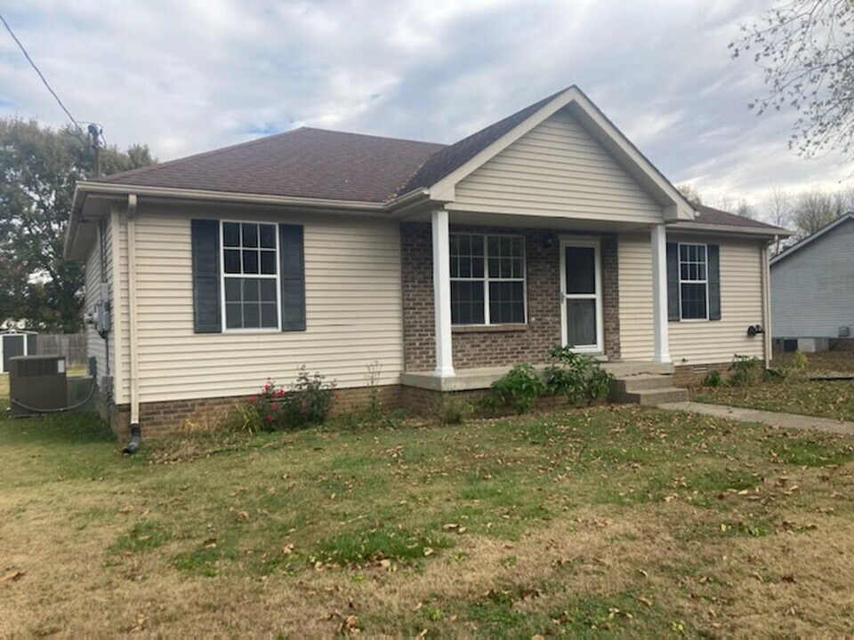 219 Tobacco Rd in Clarksville, TN - Building Photo