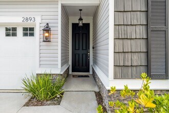 2893 Farmall Dr in Jacksonville, FL - Foto de edificio - Building Photo