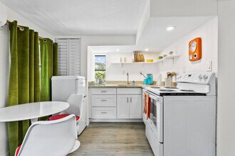 5708 N Suwanee Ave in Tampa, FL - Foto de edificio - Building Photo