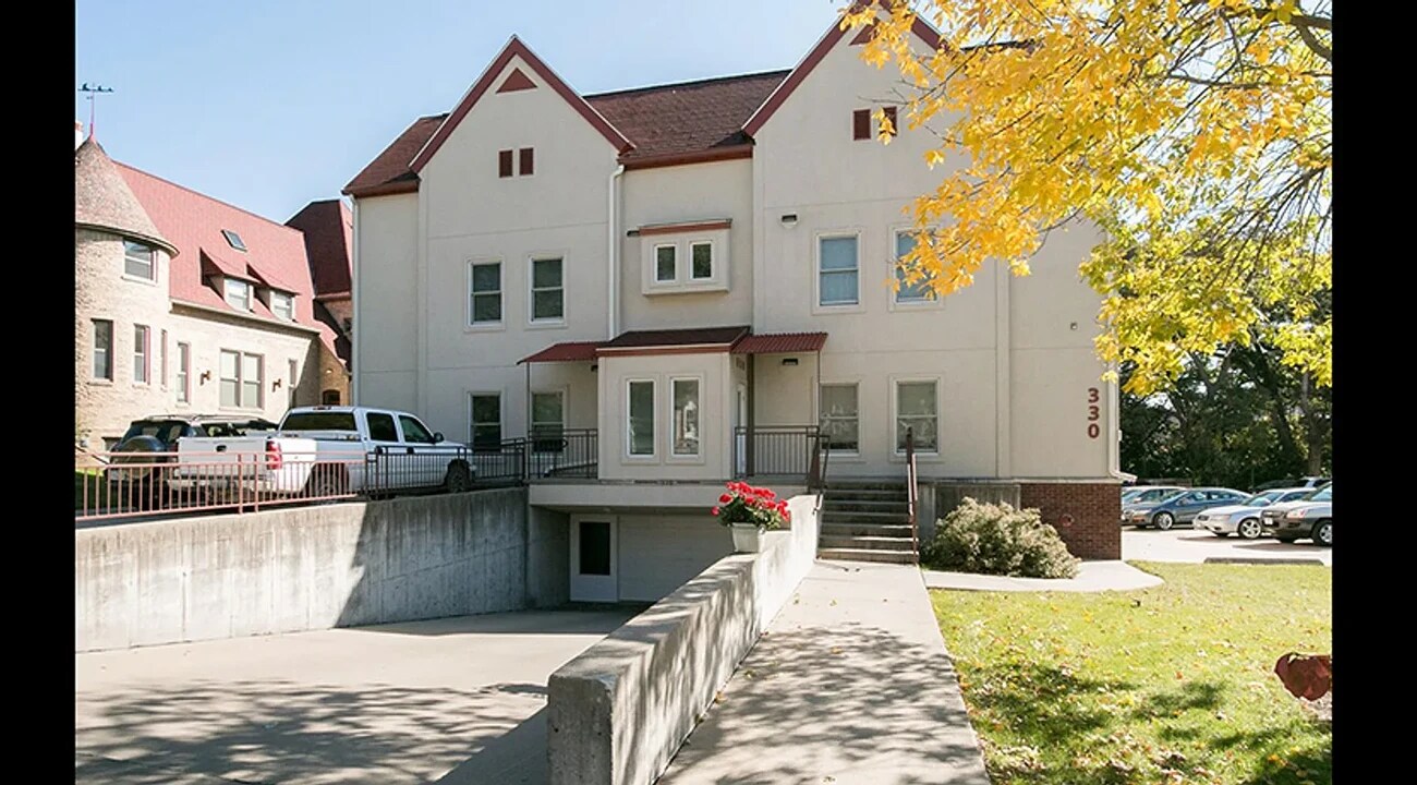 330 Ridgeland Avenue in Iowa City, IA - Building Photo