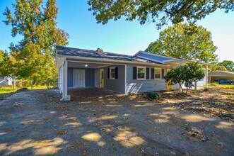 5385 Macy Grove Rd in Kernersville, NC - Foto de edificio - Building Photo