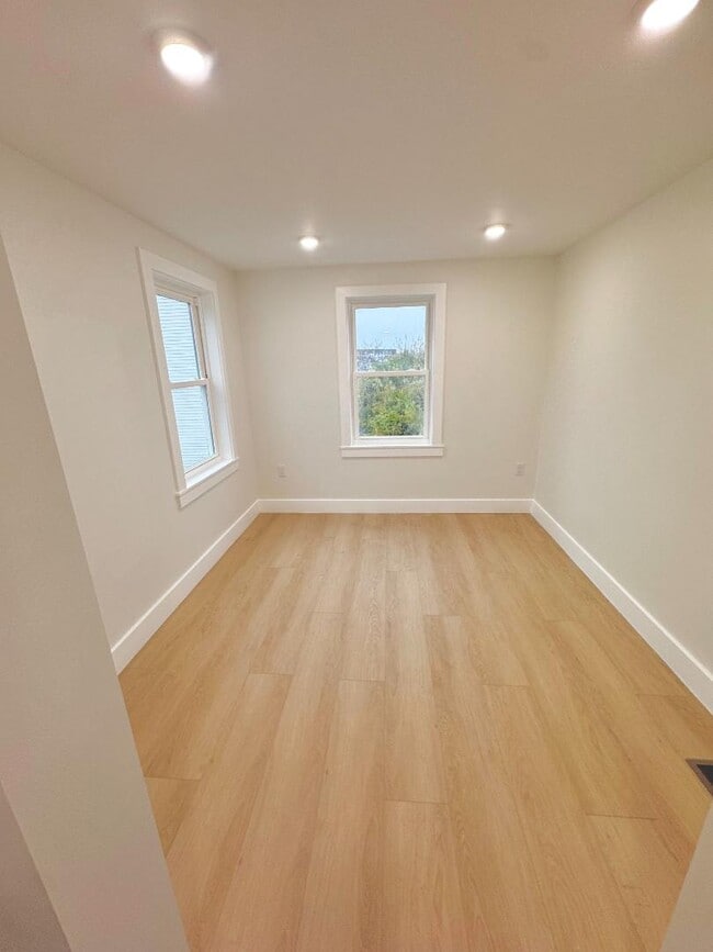 property at 118 E Huntingdon St