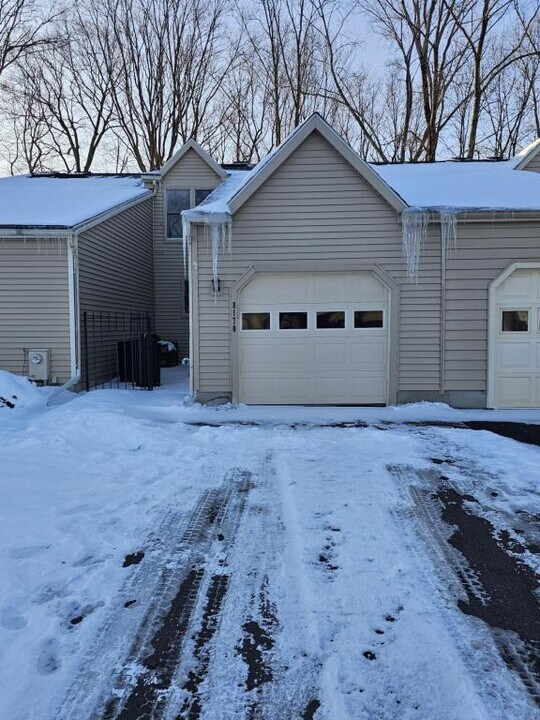 8170 Honeysuckle Dr in Liverpool, NY - Building Photo