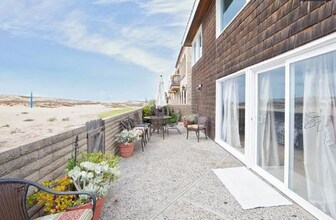 1560 E Oceanfront in Newport Beach, CA - Building Photo - Building Photo