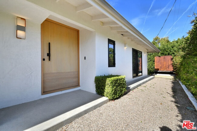 2145 Linda Flora Dr in Los Angeles, CA - Building Photo - Building Photo