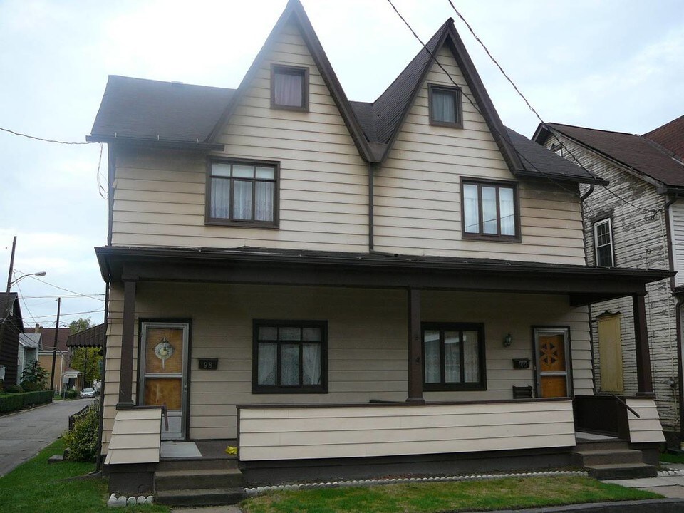 98 Garfield St in Natrona Heights, PA - Building Photo