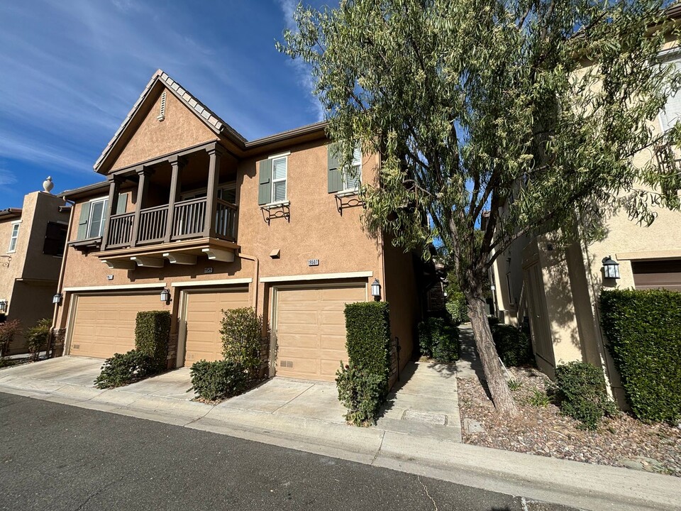 19507 Opal Ln in Santa Clarita, CA - Building Photo