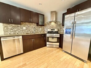 319 S Juniper St in Philadelphia, PA - Building Photo - Building Photo