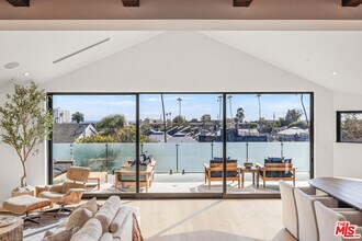 2530 Beverley Ave in Santa Monica, CA - Building Photo - Building Photo