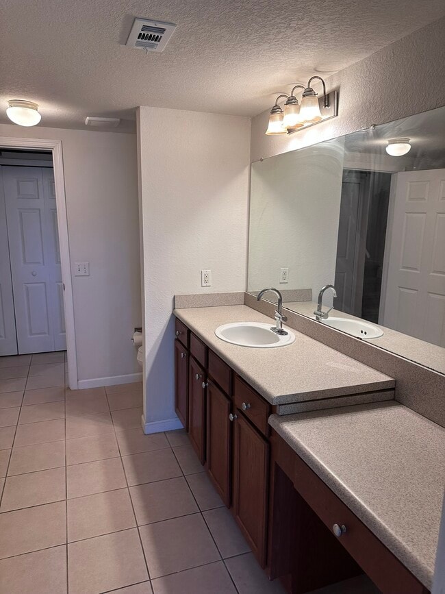 8550 Touchton Rd, Unit Unit# 1827 in Jacksonville, FL - Foto de edificio - Building Photo