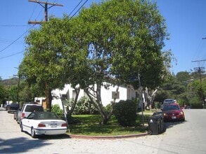 2103 Vine St, Unit 2 in Los Angeles, CA - Building Photo - Building Photo