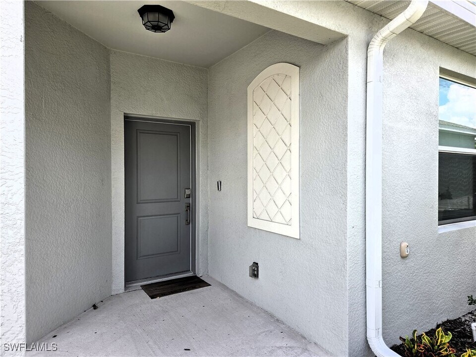 20683 Hazelnut Ct in Lehigh Acres, FL - Building Photo