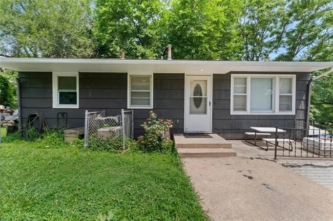 property at 2204 S Cedar Ave