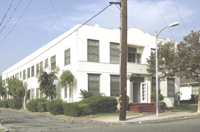 15 N Valencia St in Alhambra, CA - Foto de edificio - Building Photo